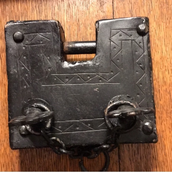 Antique Cast Iron Bolt Lock with Original Keys - Picture 10 of 12